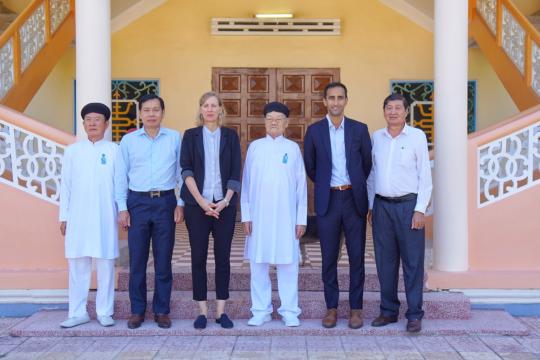 BÀ TỔNG LÃNH SỰ HOA KỲ ĐẾN CHÀO THĂM HỘI THÁNH VÀ THAM QUAN ĐỀN THÁNH